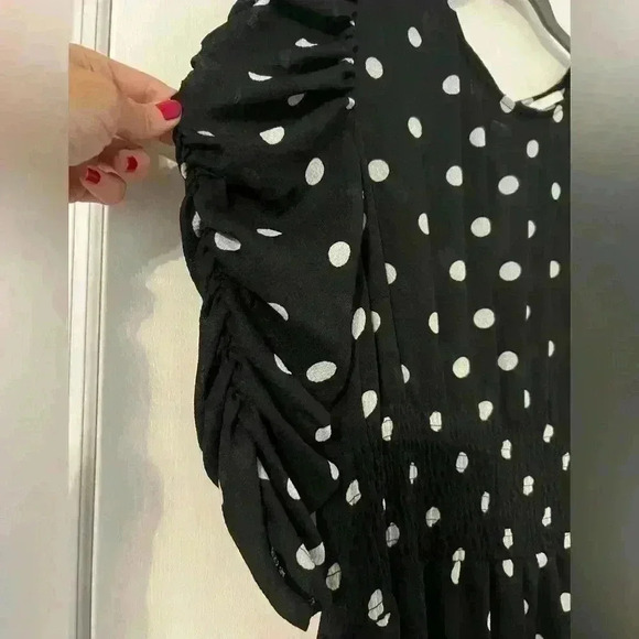 Fun polka dot dress with unique sleeves. SIZE 14 (E108) - Picture 3 of 7